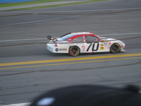 Jeremy Mayfield startede karrieren som avisbud, men nu har tempoet ændret sig en smule når han suser afsted i sin Ford, han sluttede som nummer 23.
(Foto: Paul Funis Nielsen)